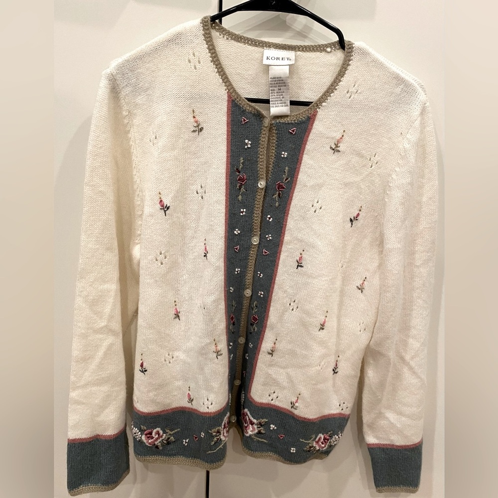 Cardigan white with embroidered florals